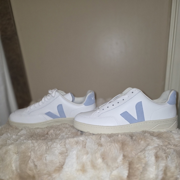White and Light Blue Casual Sneakers - Picture 3 of 7